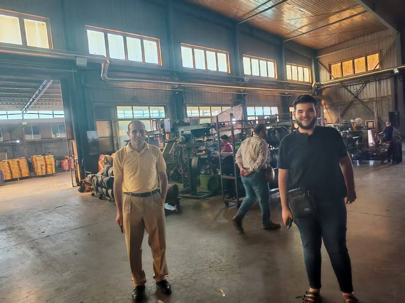 फ़ैक्टरी दौरे के दौरान मिस्र के ग्राहकों से मोटरसाइकिल के टायरों और भीतरी ट्यूबों को पहचान मिली